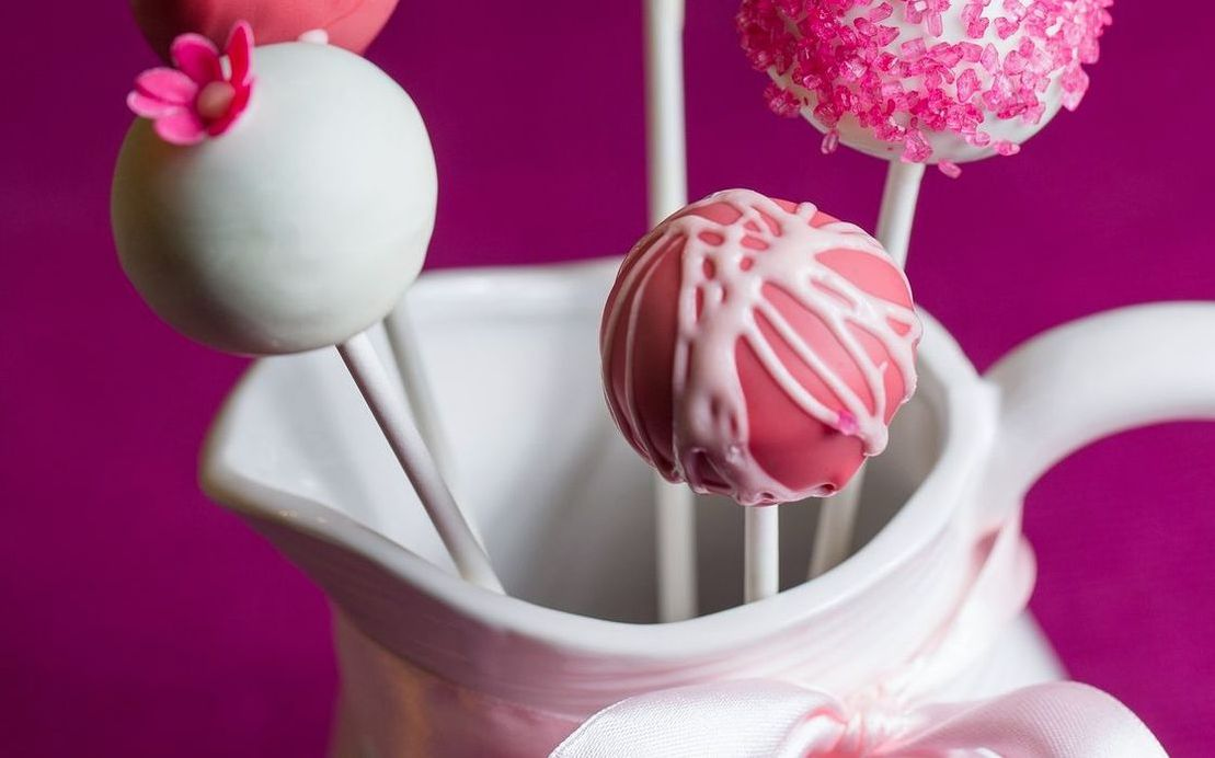 Tabakta sıcak çikolatalı tatlı lolipop